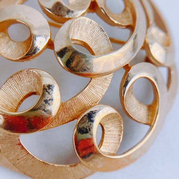 Vintage Signed Crown Trifari Gold Tone Swirl Brooch Mid Century Modern Domed Pin - Picture 4 of 7